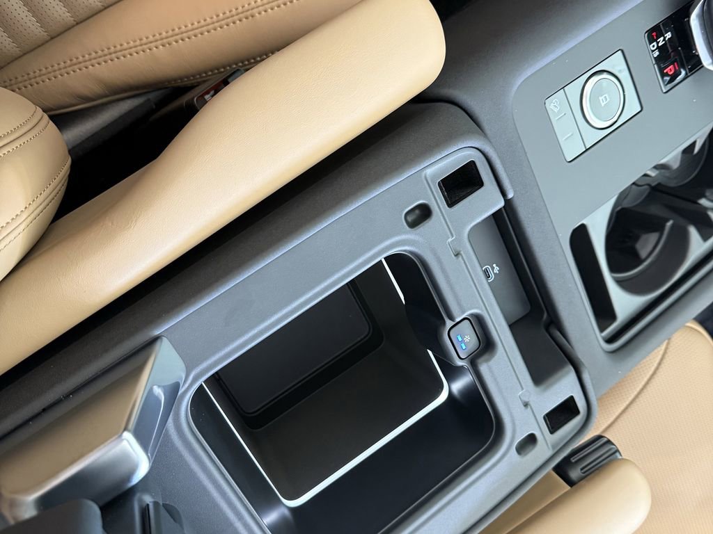 New 2026 Land Rover Discovery Limited Edition AWD/4WD image 26