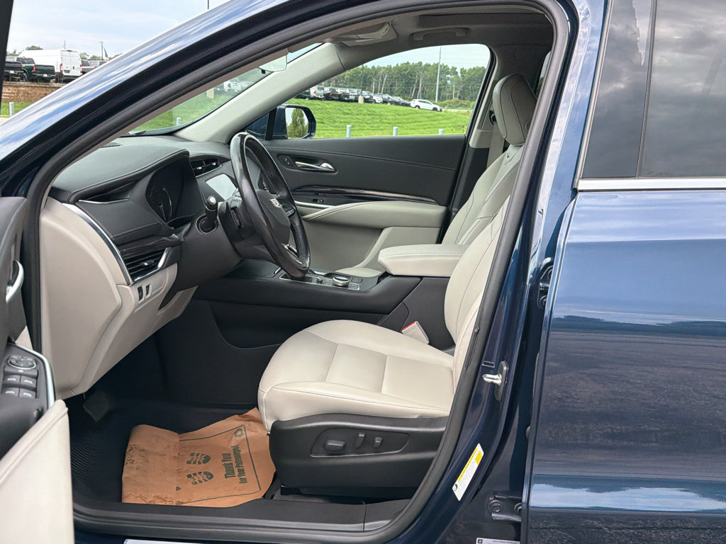 Used 2021 Cadillac XT4 Luxury w/ Cold Weather Package AWD/4WD image 13