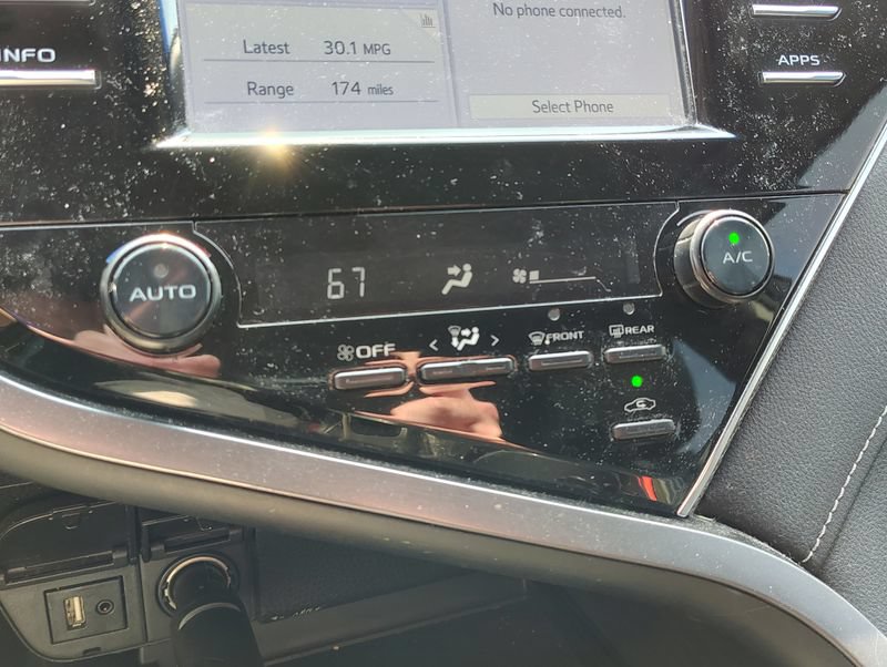 Used 2018 Toyota Camry SE w/ Four Season Floor Mat Package FWD image 17