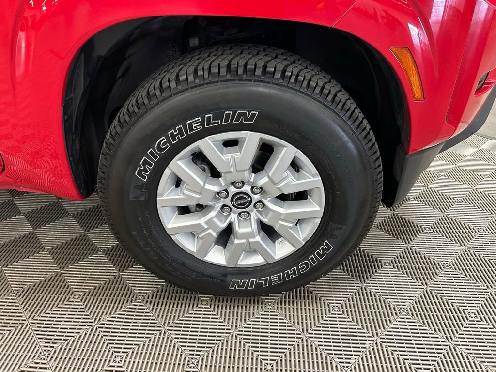 Used 2022 Nissan Frontier SV image 2