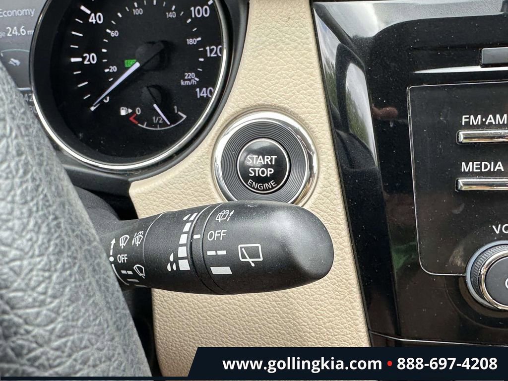 Used 2016 Nissan Rogue SV FWD image 29