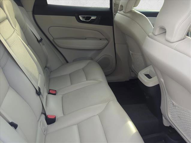 Used 2021 Volvo XC60 T5 Momentum w/ Premium Package FWD image 22