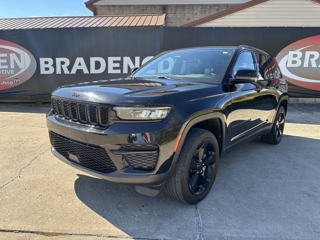 Used 2023 Jeep Grand Cherokee Altitude image 3