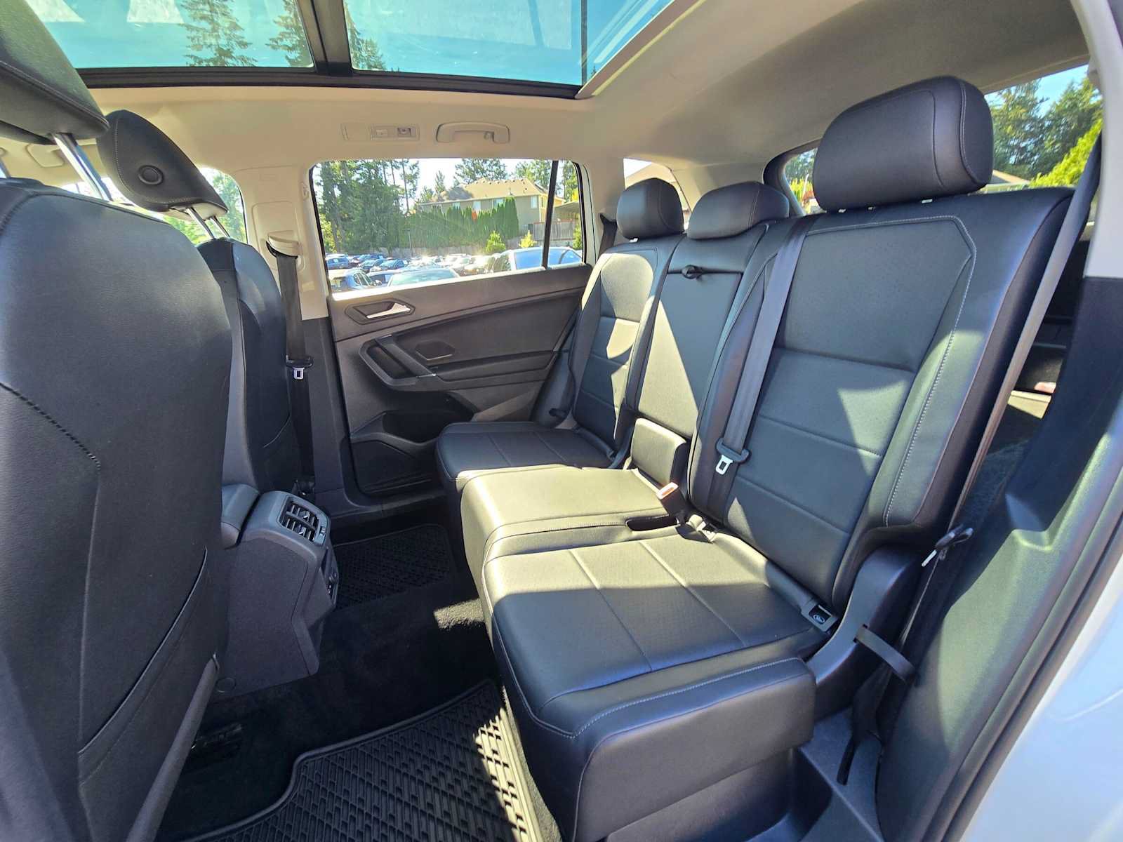 Used 2020 Volkswagen Tiguan SEL AWD/4WD image 17