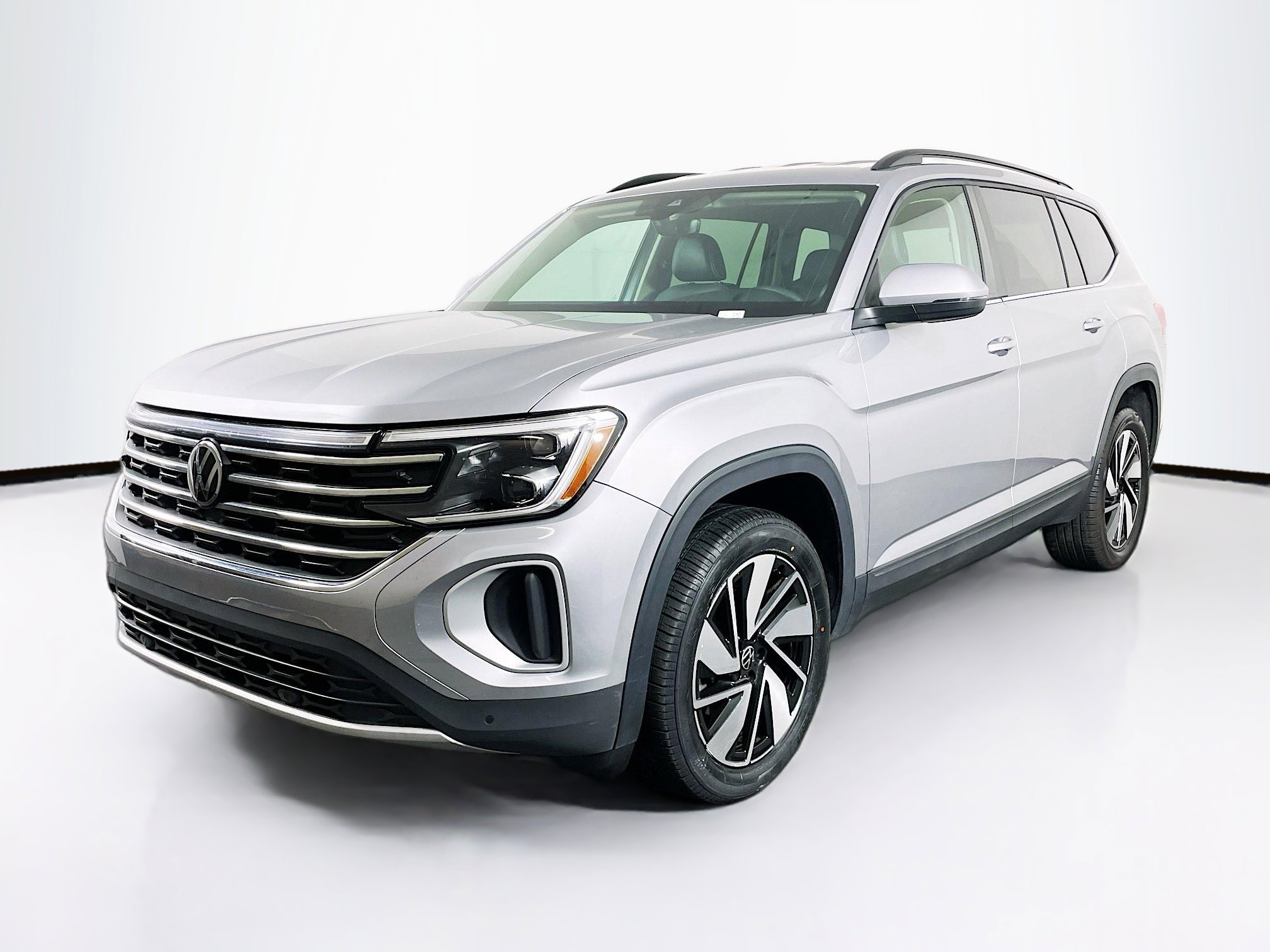 Used 2025 Volkswagen Atlas SE image 3