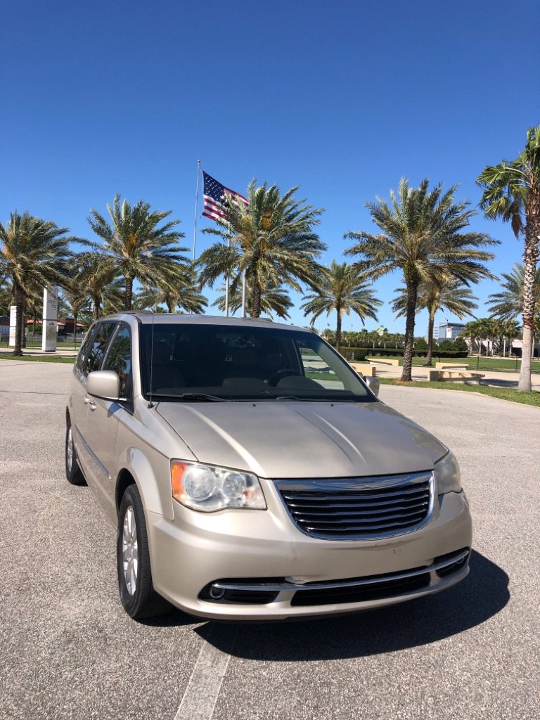 Used 2014 Chrysler Town & Country Touring FWD image 6