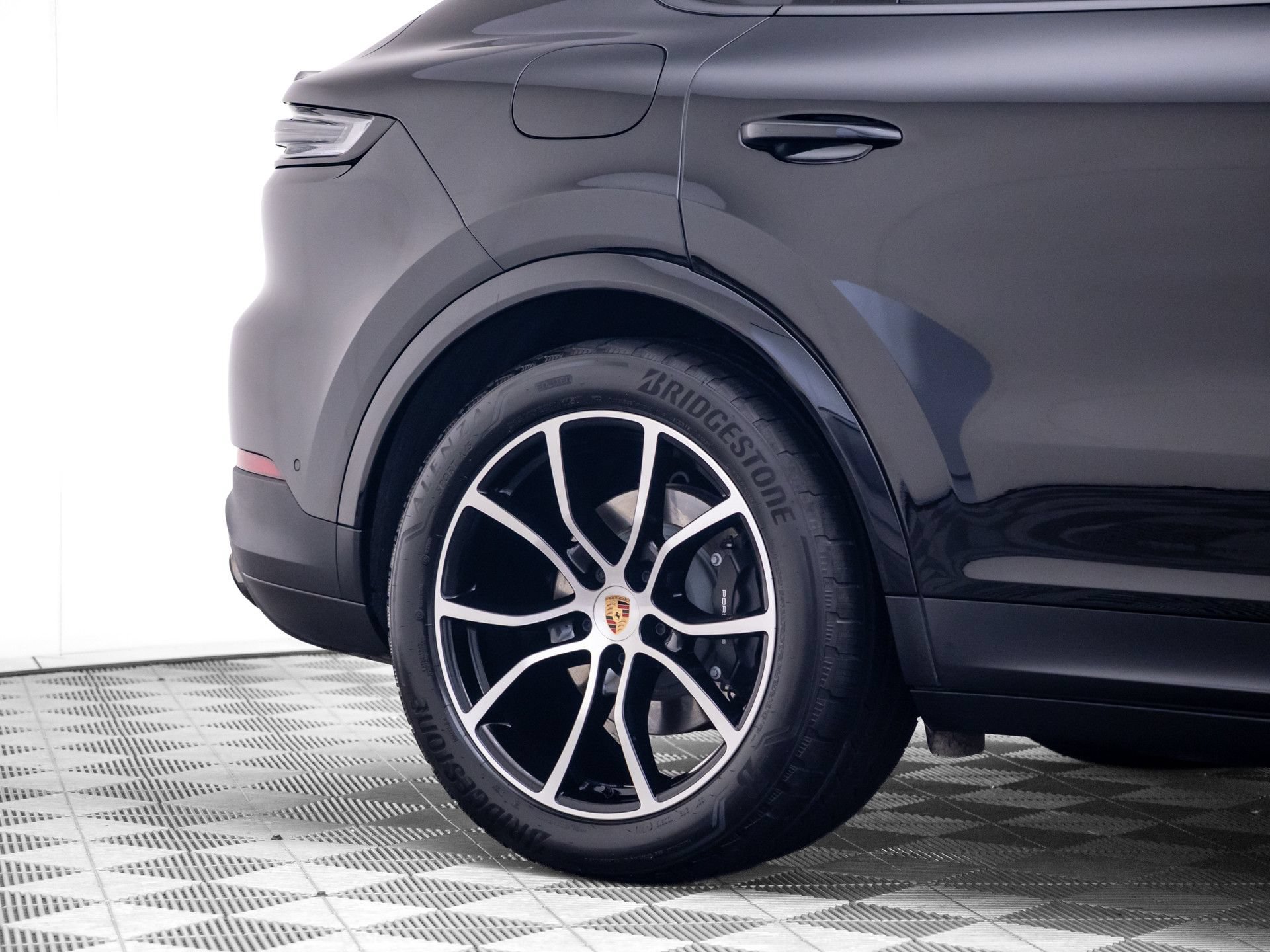 Certified 2025 Porsche Cayenne E-Hybrid Coupe AWD/4WD image 35