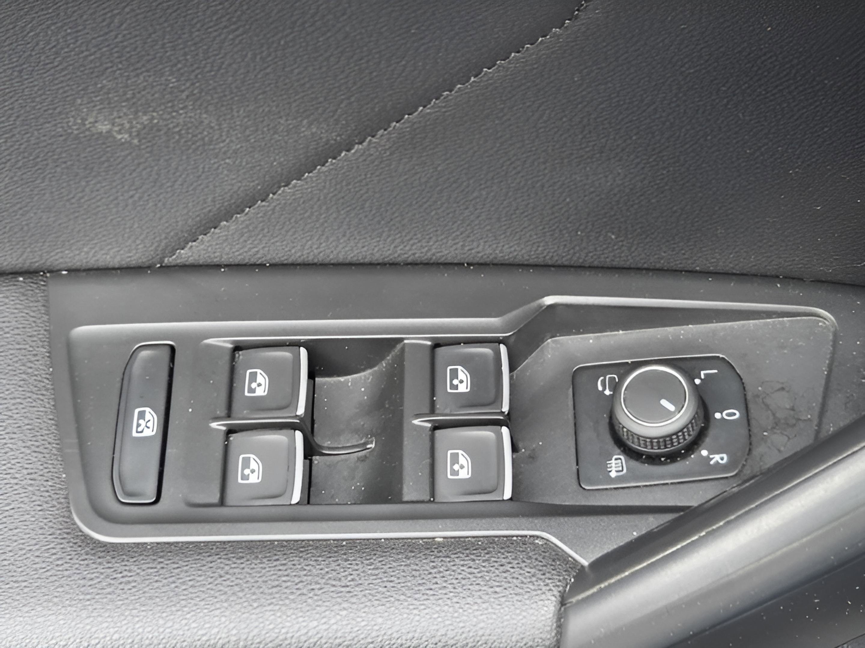 Used 2021 Volkswagen Tiguan SEL Premium R-Line image 23