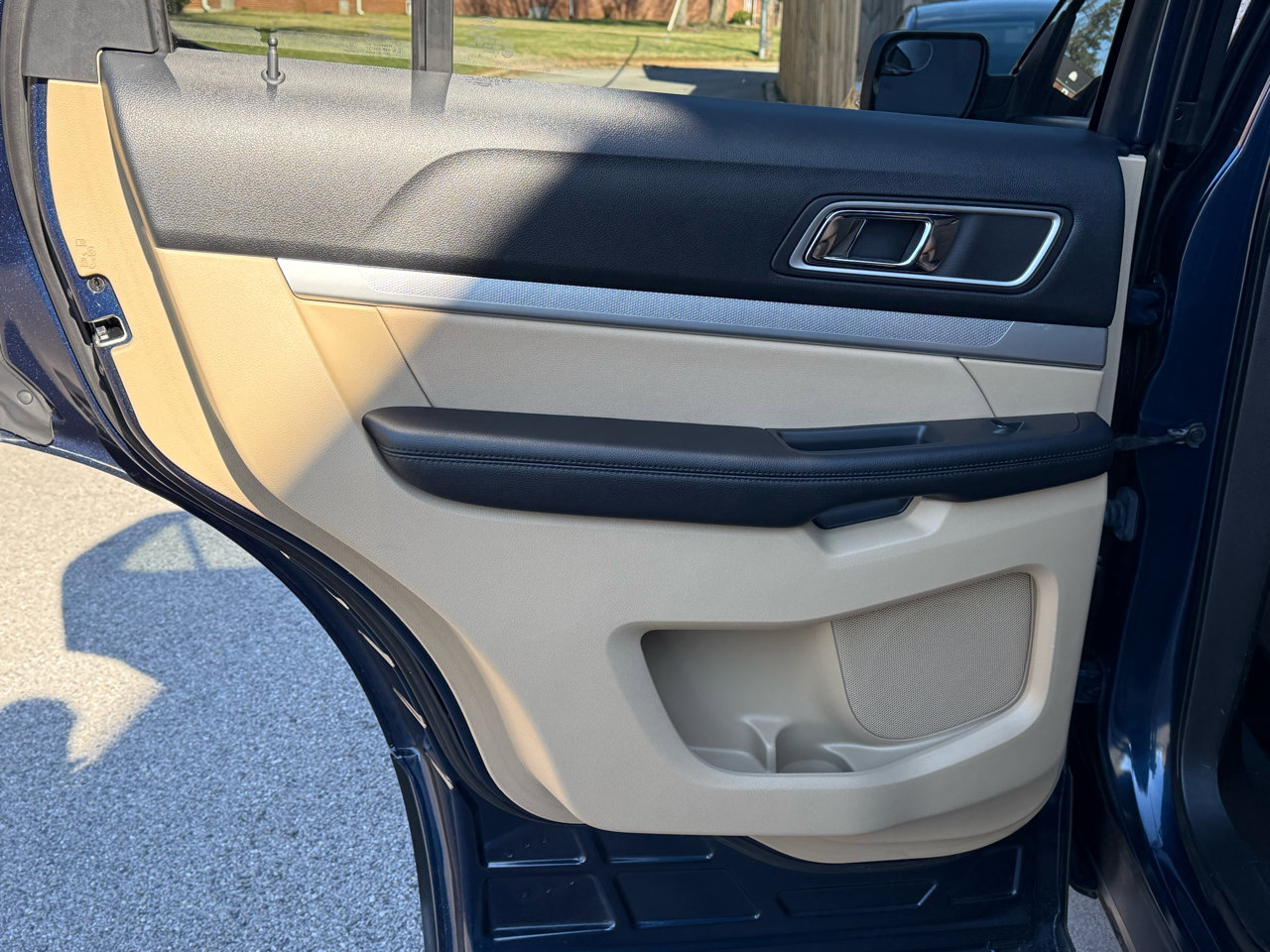 Used 2017 Ford Explorer XLT w/ Equipment Group 202A image 8