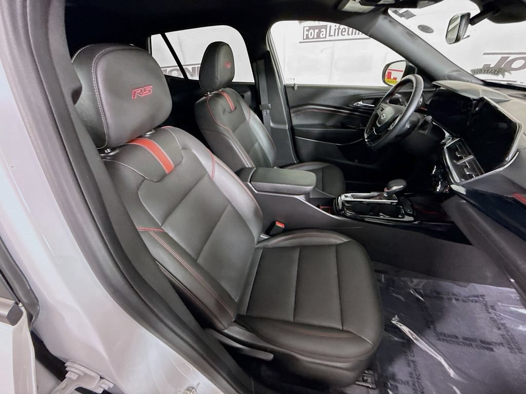 Used 2024 Chevrolet Trax RS w/ Sunroof Package FWD image 29