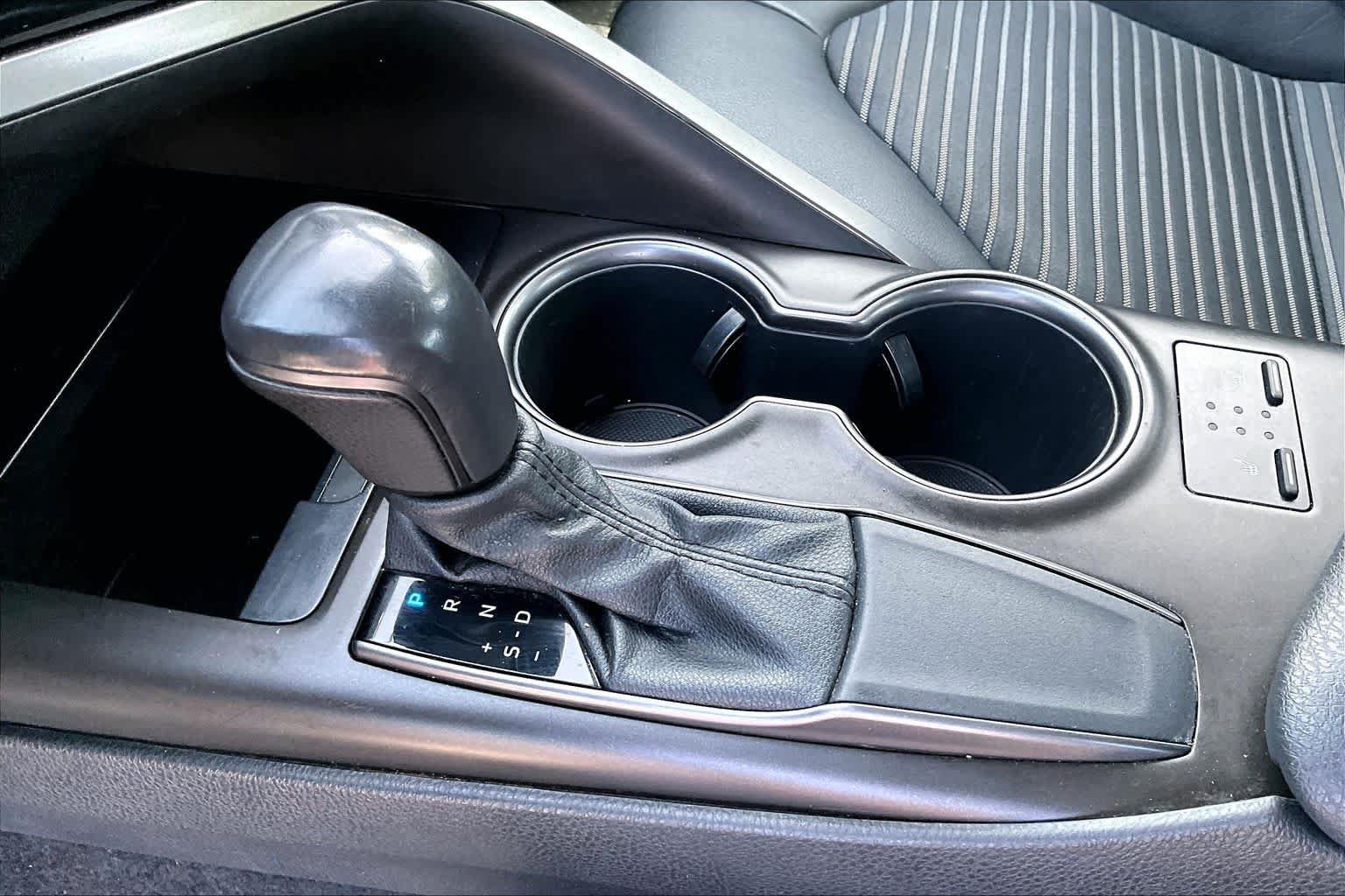 Used 2021 Toyota Camry SE w/ Cold Weather Package FWD image 17