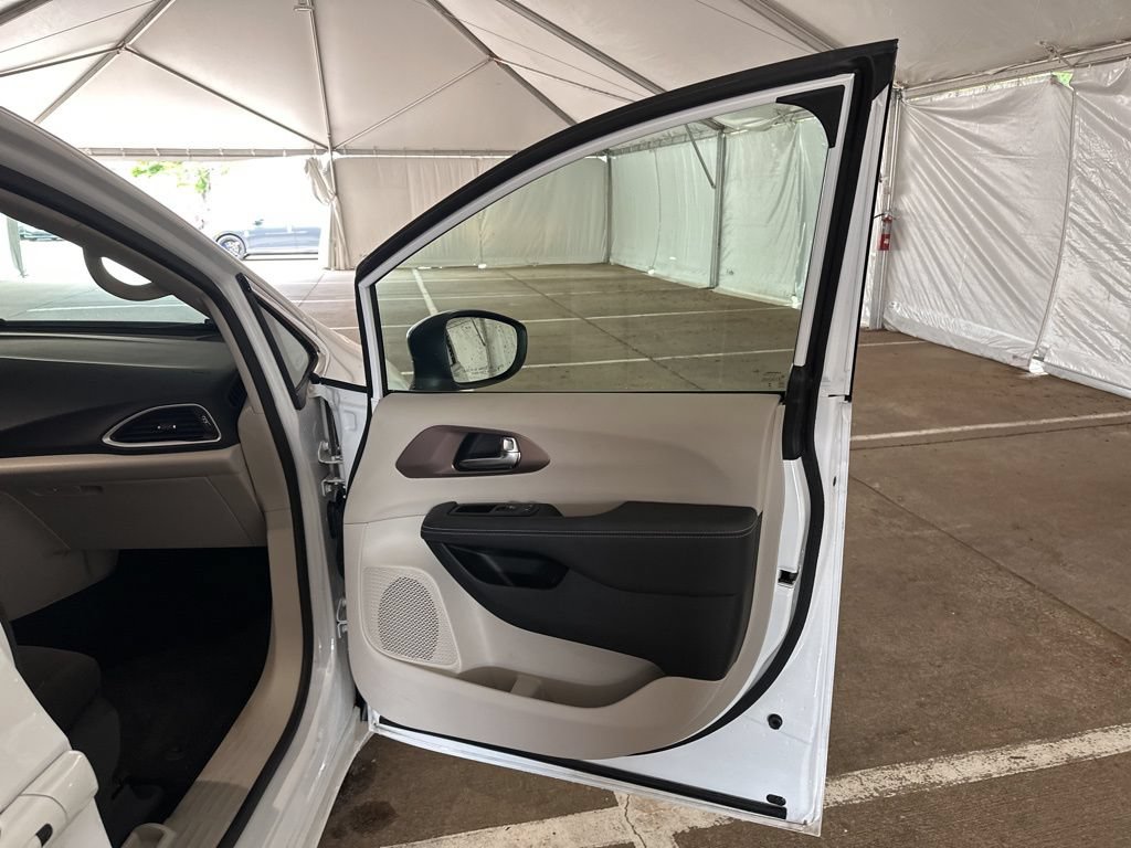 Used 2024 Chrysler Voyager LX FWD image 15