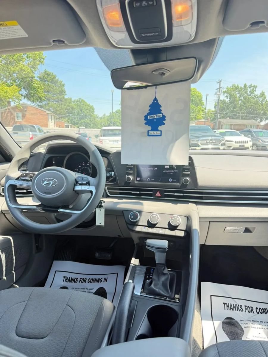 Used 2023 Hyundai Elantra SE FWD image 13