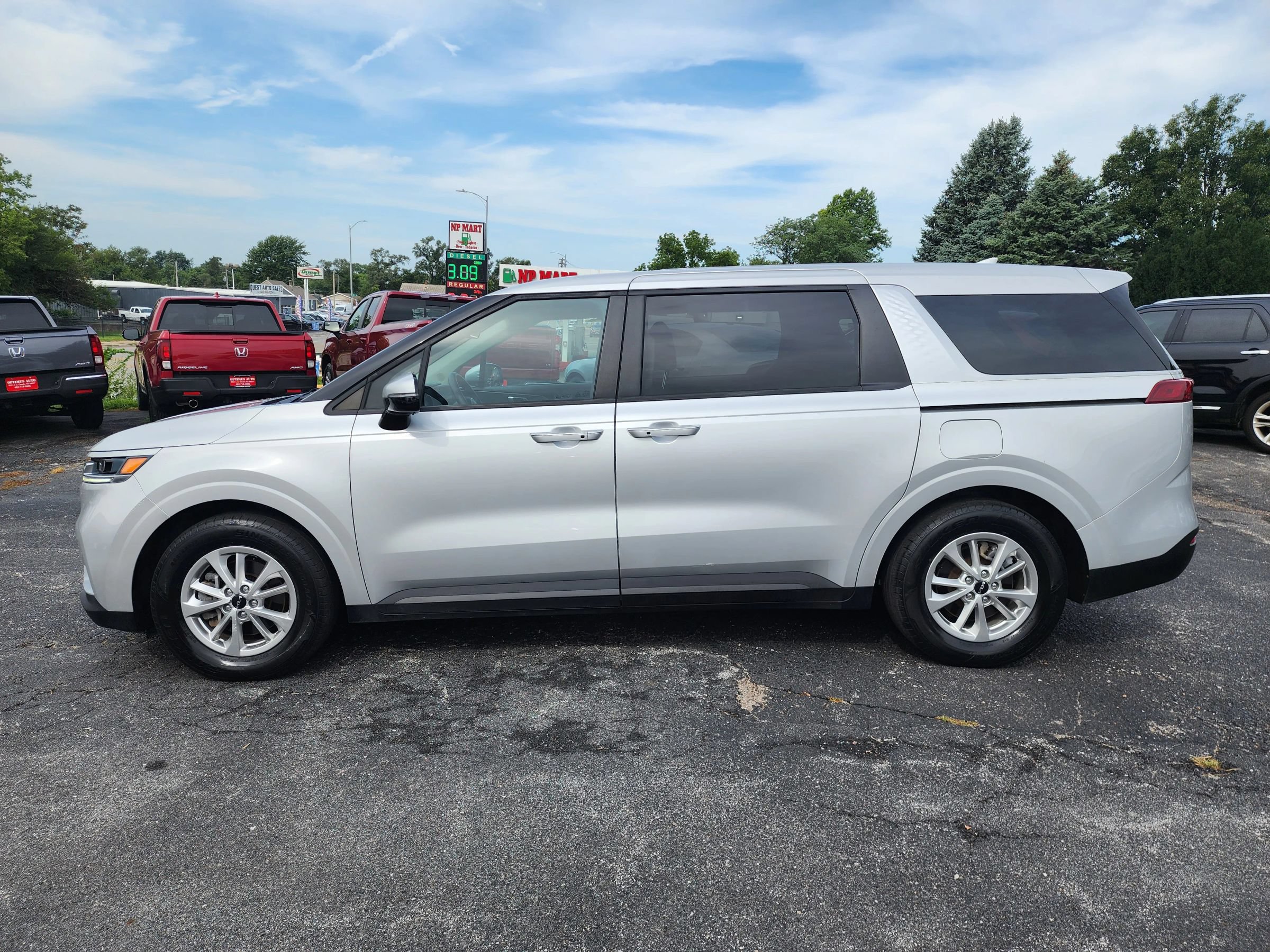 Used 2022 Kia Carnival LX FWD image 4