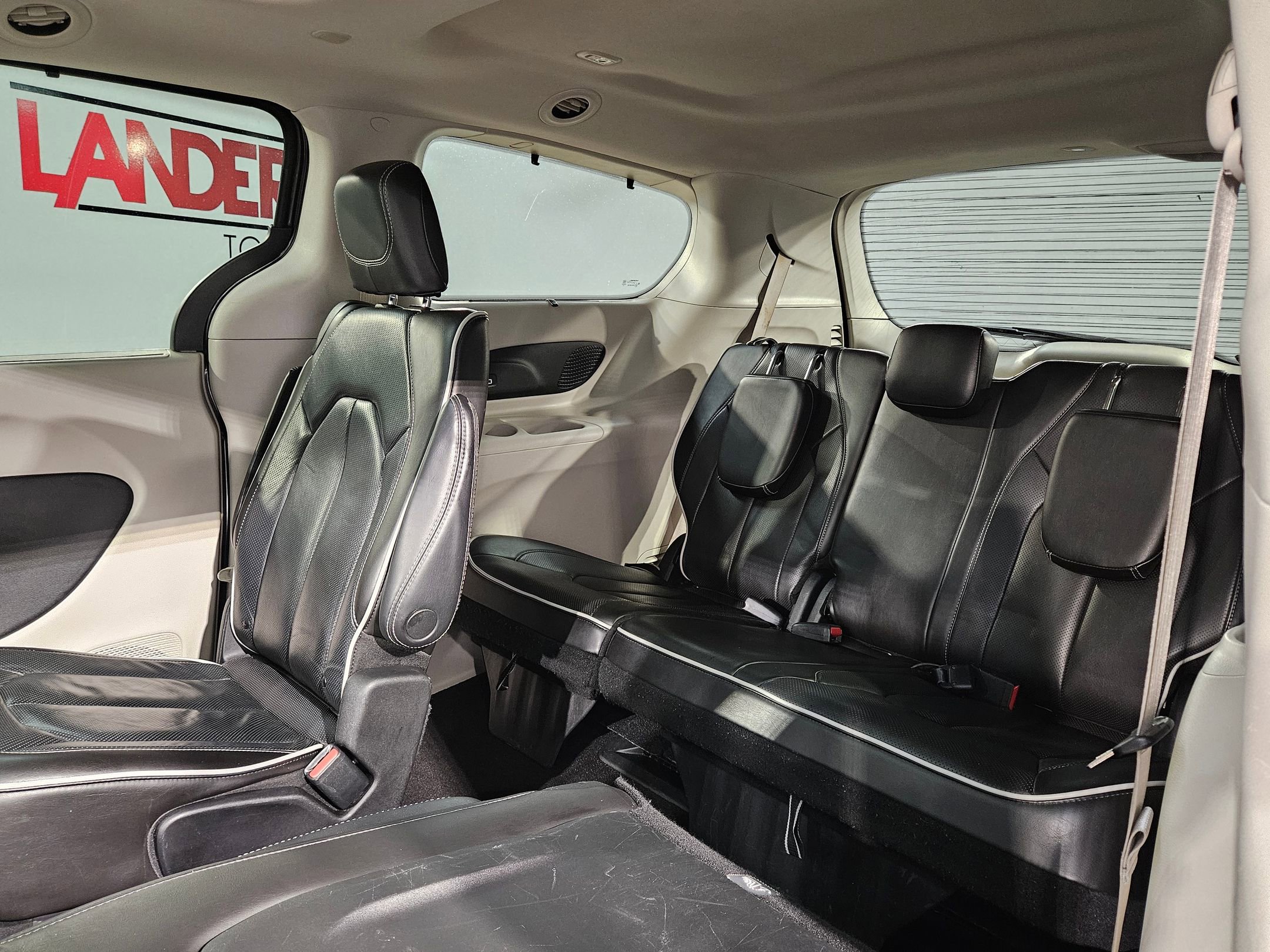 Used 2023 Chrysler Pacifica Limited FWD image 36