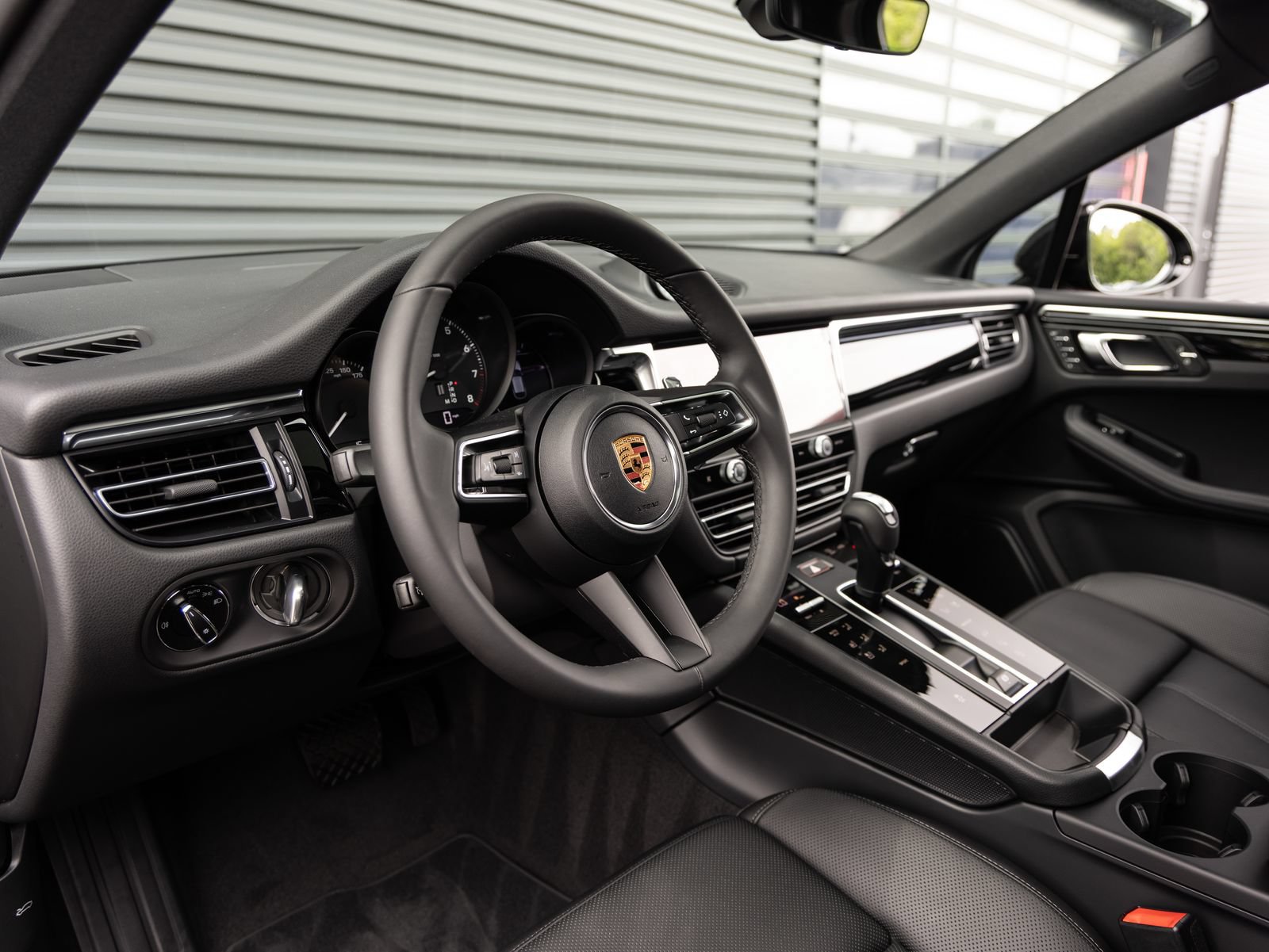 Certified 2026 Porsche Macan AWD/4WD image 4