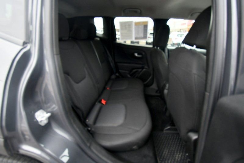 Used 2023 Jeep Renegade Latitude AWD/4WD image 17