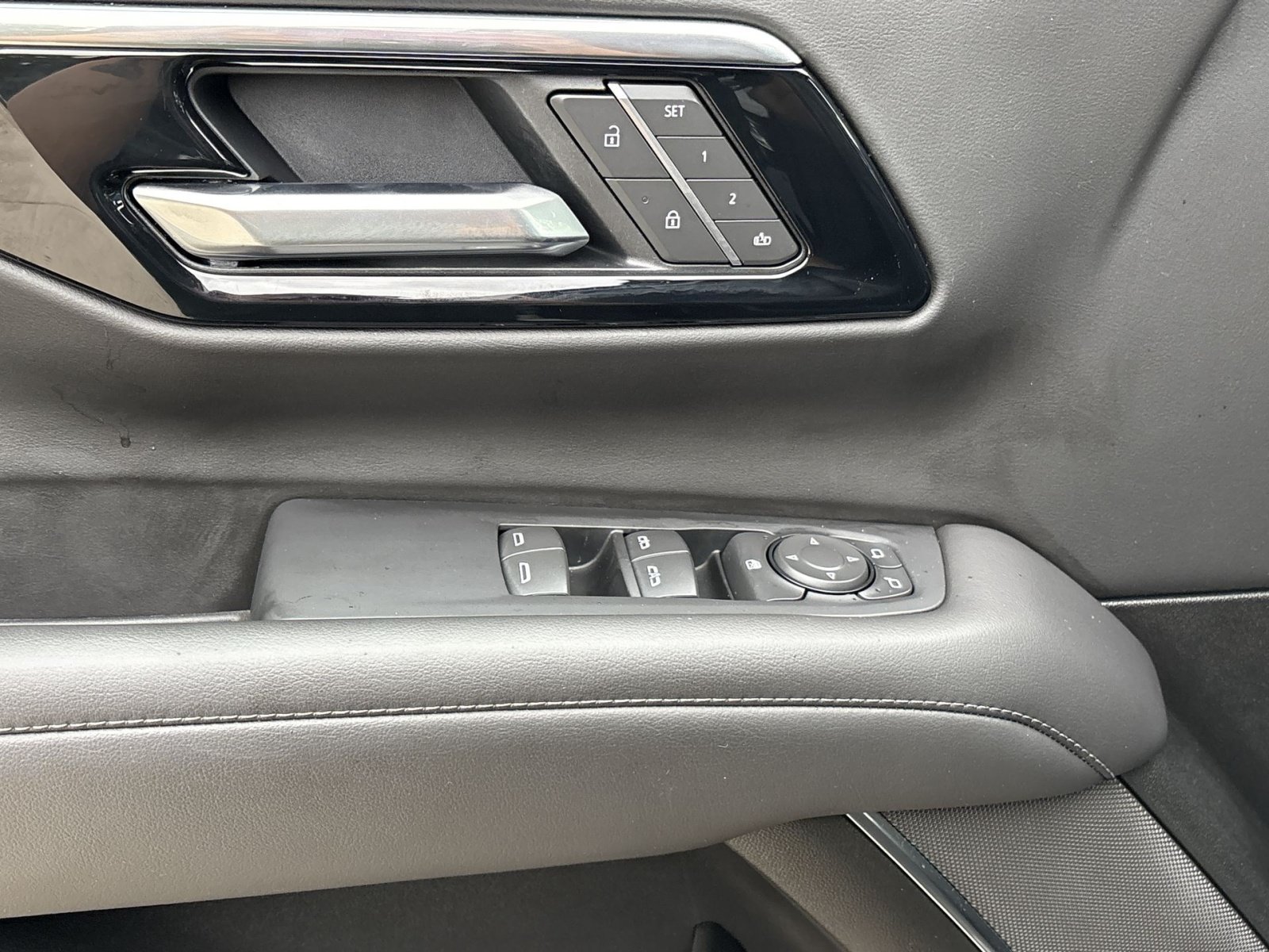 Used 2025 Chevrolet Tahoe LT AWD/4WD image 17