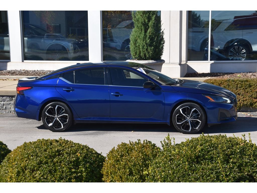 Used 2023 Nissan Altima 2.5 SR w/ SR Premium Package image 3