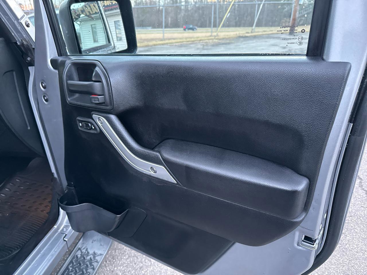 Used 2015 Jeep Wrangler Unlimited Sahara w/ Connectivity Group AWD/4WD image 18