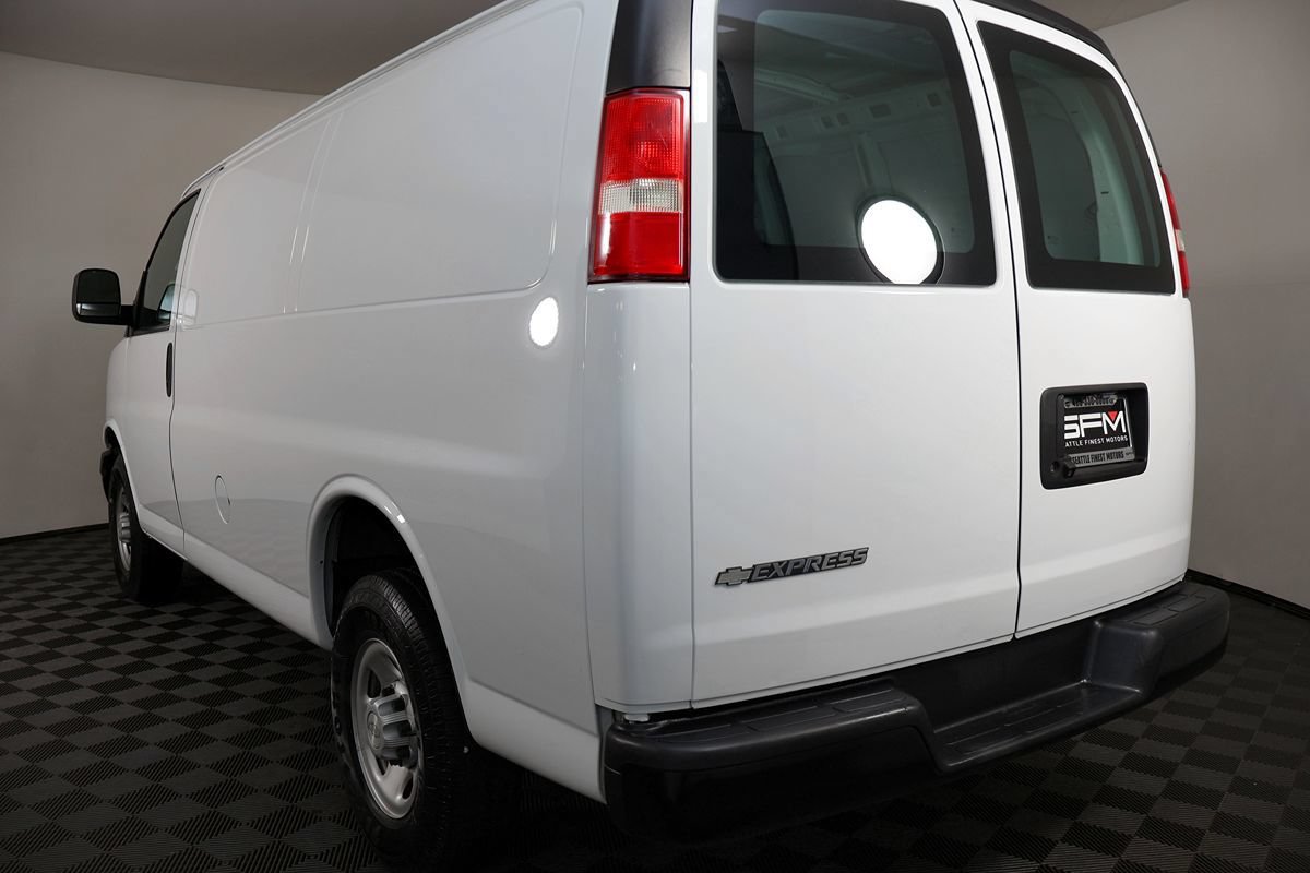 Used 2018 Chevrolet Express 2500 w/ Driver Convenience Package RWD image 11
