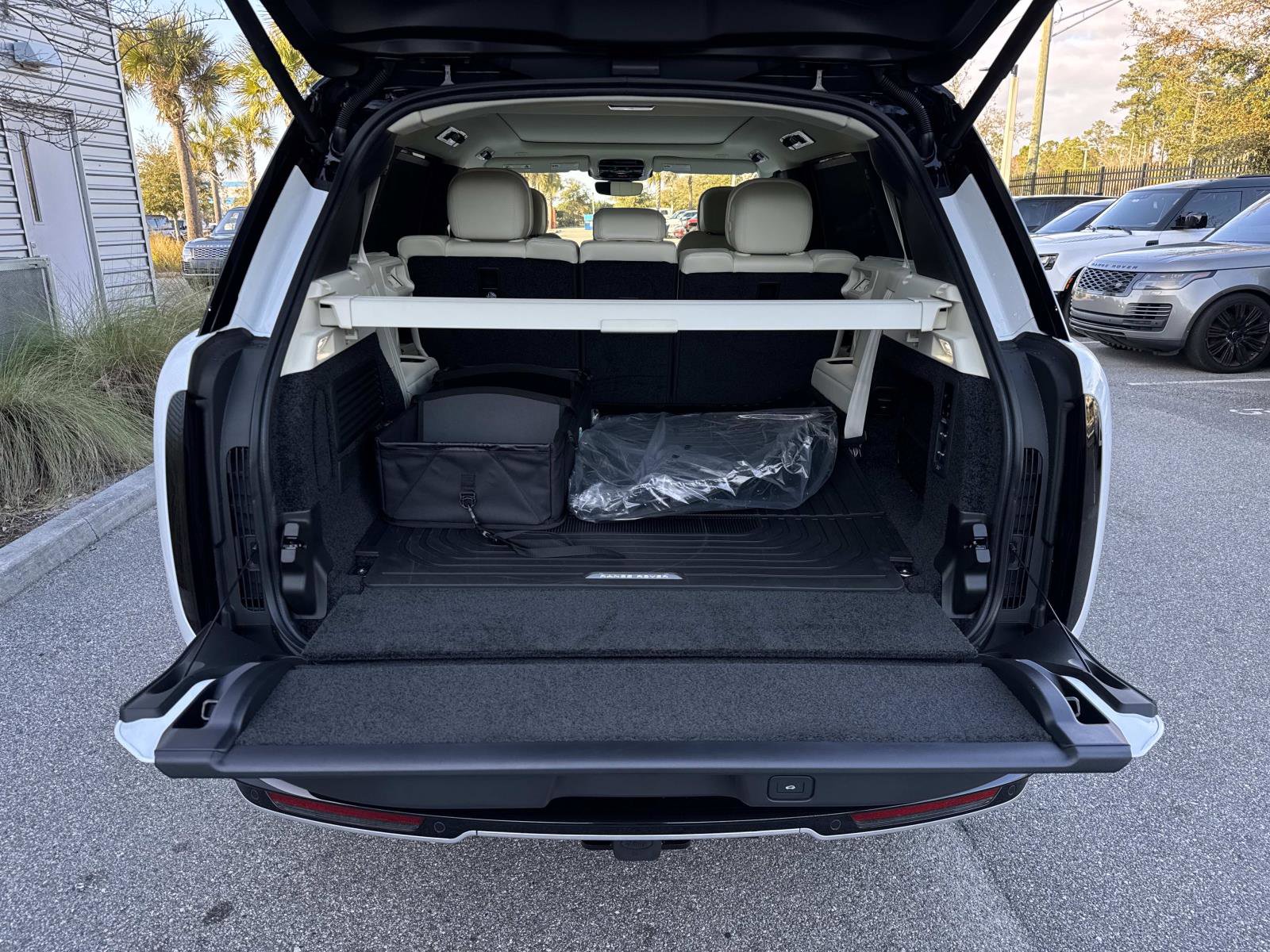 New 2026 Land Rover Range Rover Long Wheelbase SE image 11