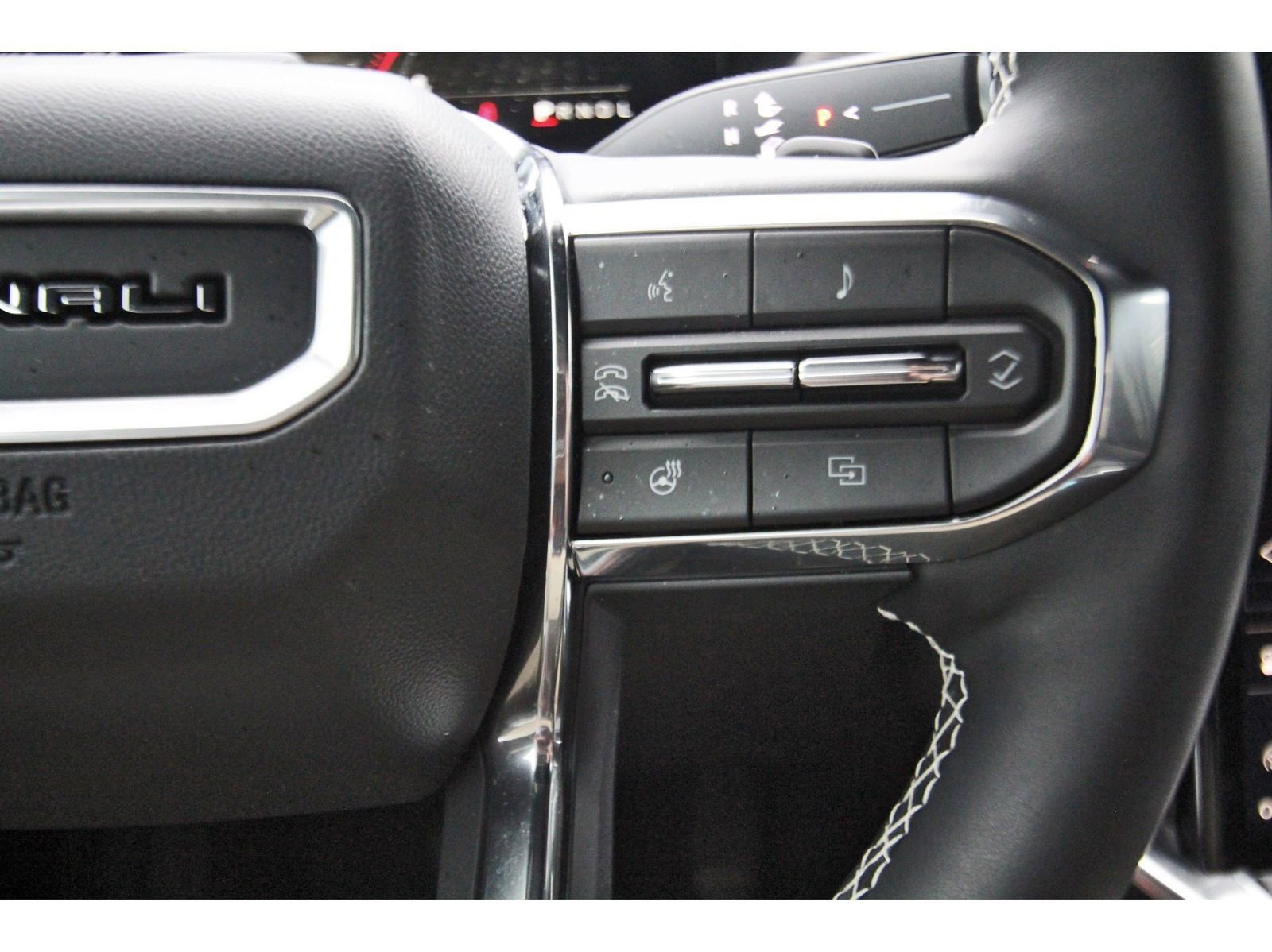 Used 2025 GMC Acadia Denali w/ Super Cruise Package FWD image 16