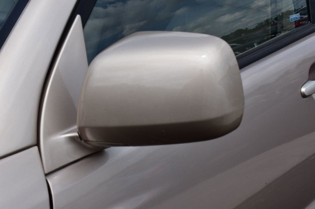 Used 2005 Toyota Highlander 4WD V6 w/ 3rd Row image 40