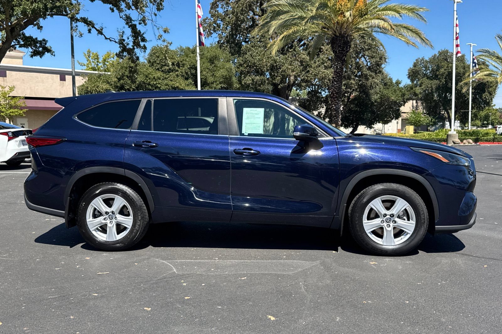 Used 2023 Toyota Highlander LE AWD/4WD image 2