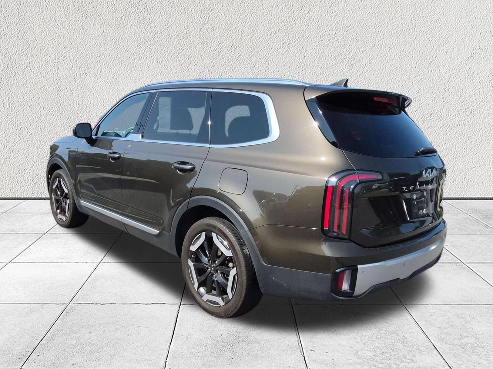Used 2023 Kia Telluride EX w/ EX Captain's Chair Package AWD/4WD image 5