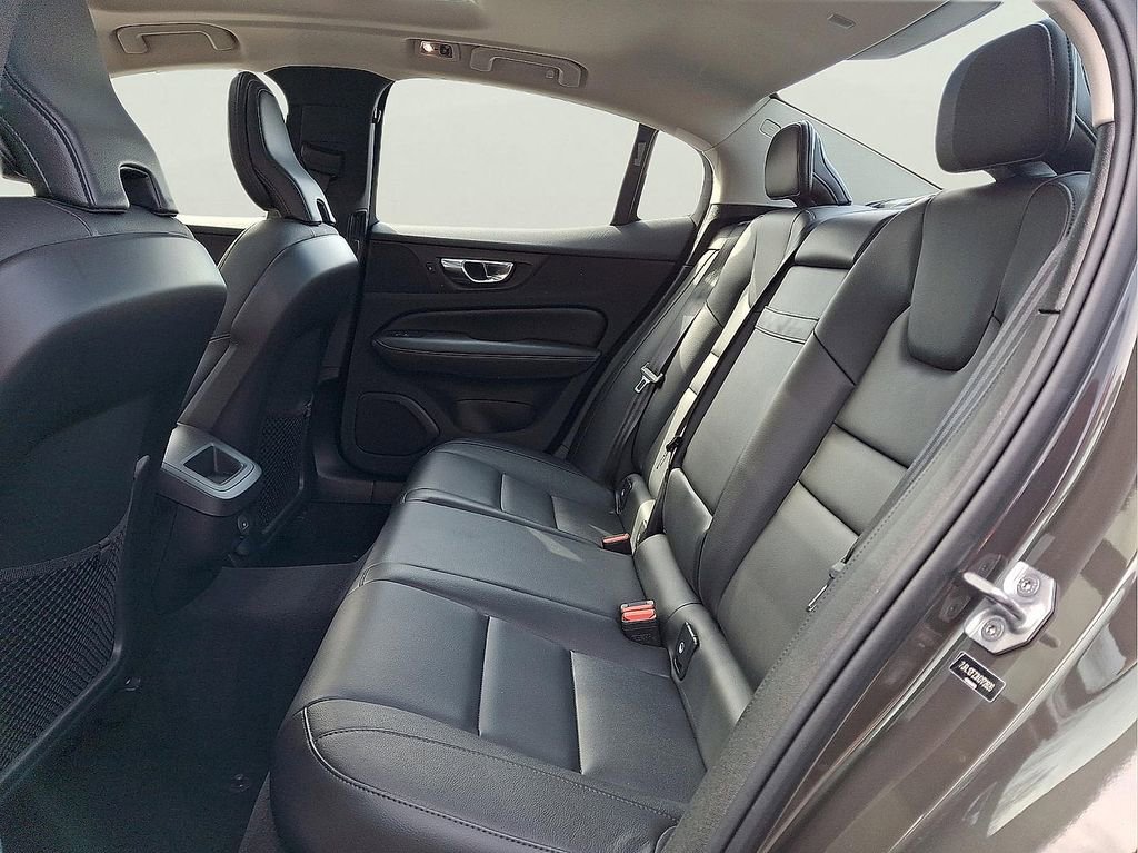 Used 2022 Volvo S60 B5 Momentum w/ Climate Package image 18