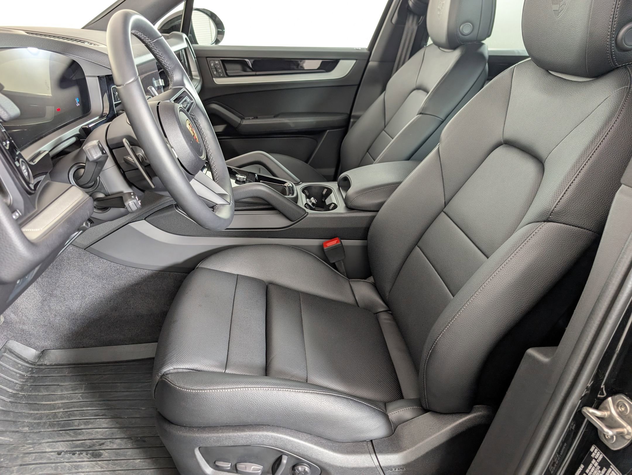 Used 2025 Porsche Cayenne image 5