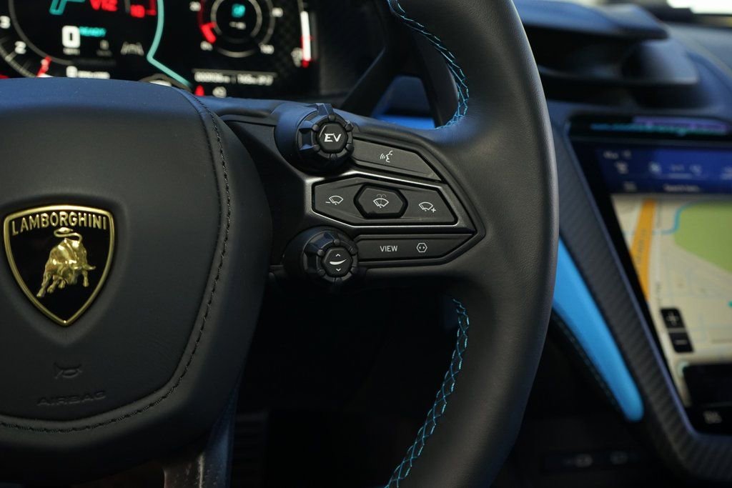 Used 2025 Lamborghini Revuelto image 40