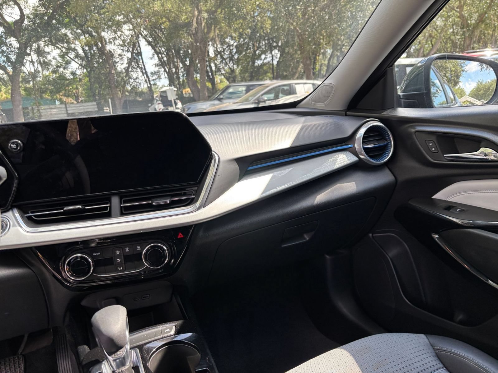 Used 2025 Chevrolet Trax LT FWD image 34