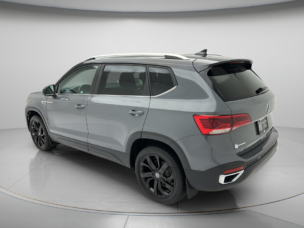 Used 2024 Volkswagen Taos SE w/ Panoramic Sunroof Package FWD image 4