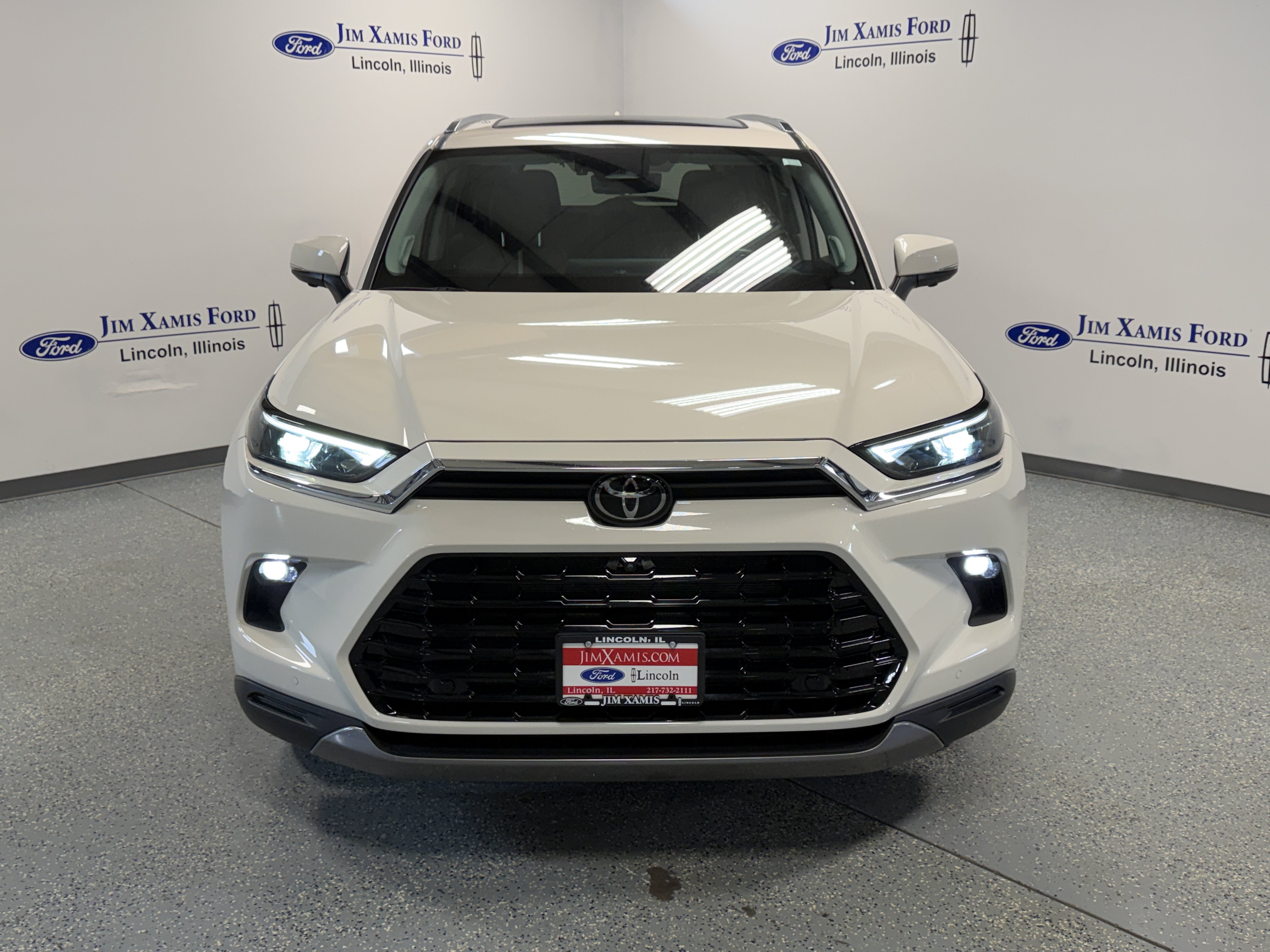 Used 2024 Toyota Grand Highlander AWD image 2