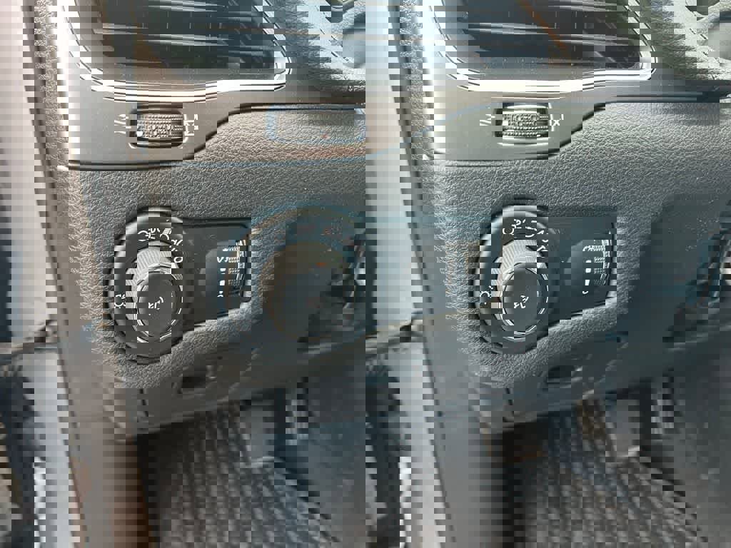 Used 2019 Jeep Cherokee Latitude w/ Cold Weather Group image 12