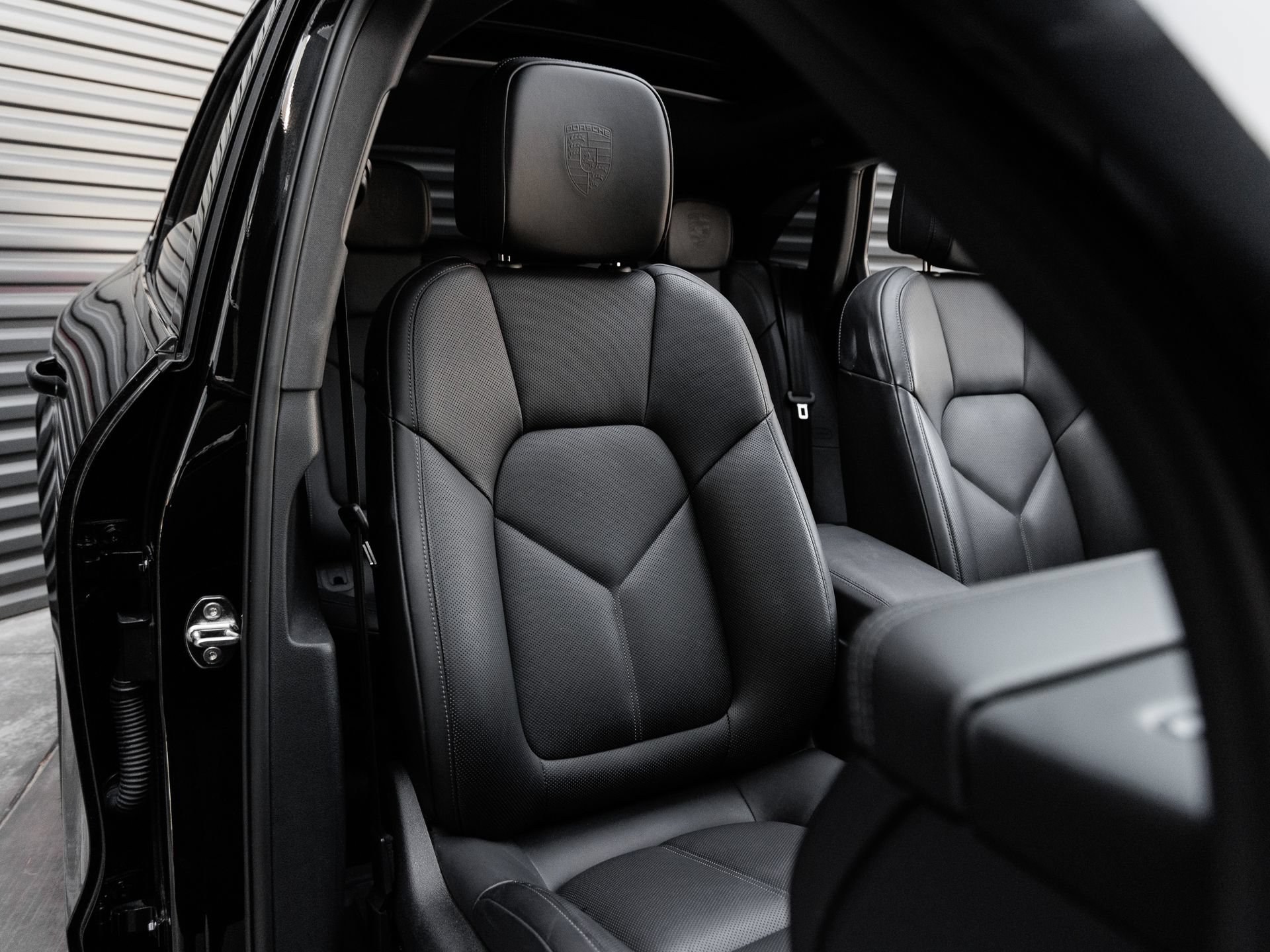 Certified 2025 Porsche Macan AWD/4WD image 37