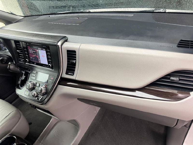 Used 2018 Toyota Sienna XLE Premium FWD image 25
