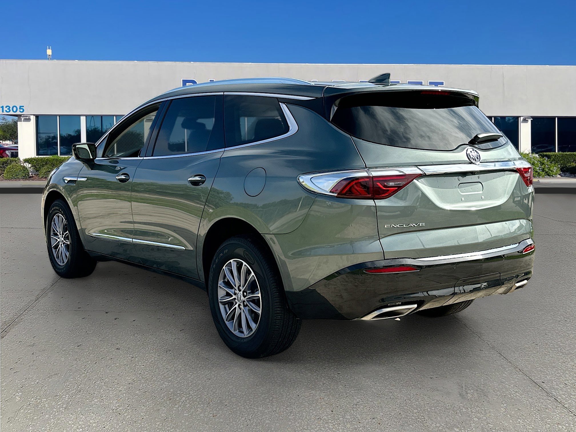Used 2023 Buick Enclave Essence image 5