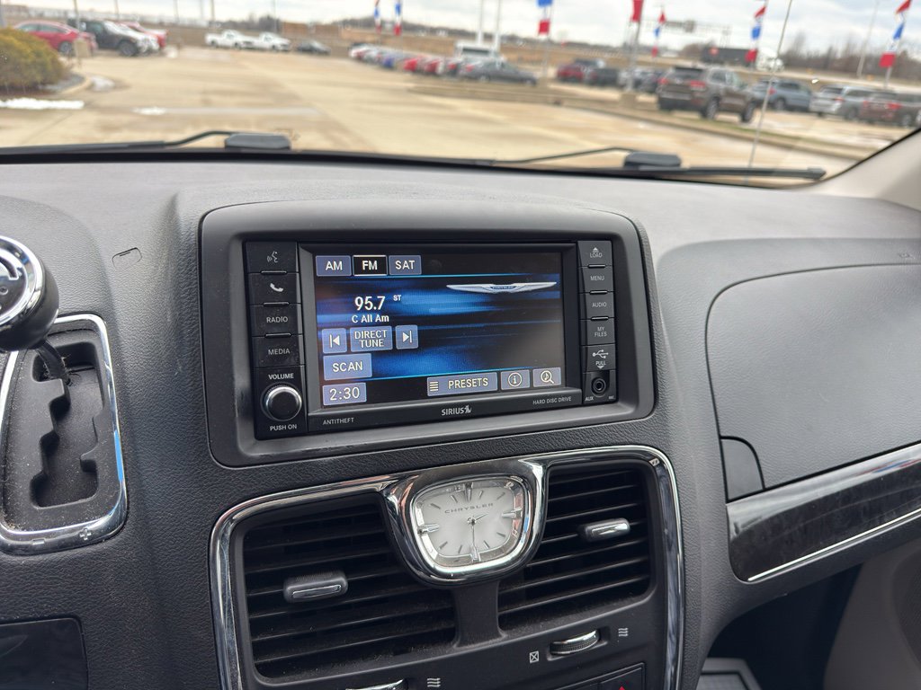 Used 2015 Chrysler Town & Country Touring-L w/ Driver Convenience Group FWD image 17