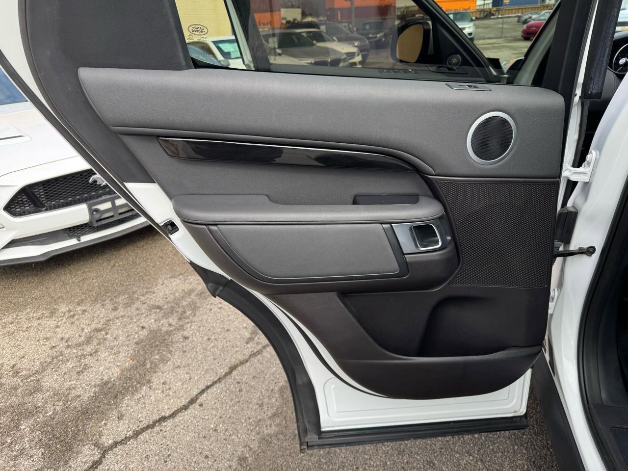 Used 2017 Land Rover Discovery SE image 14