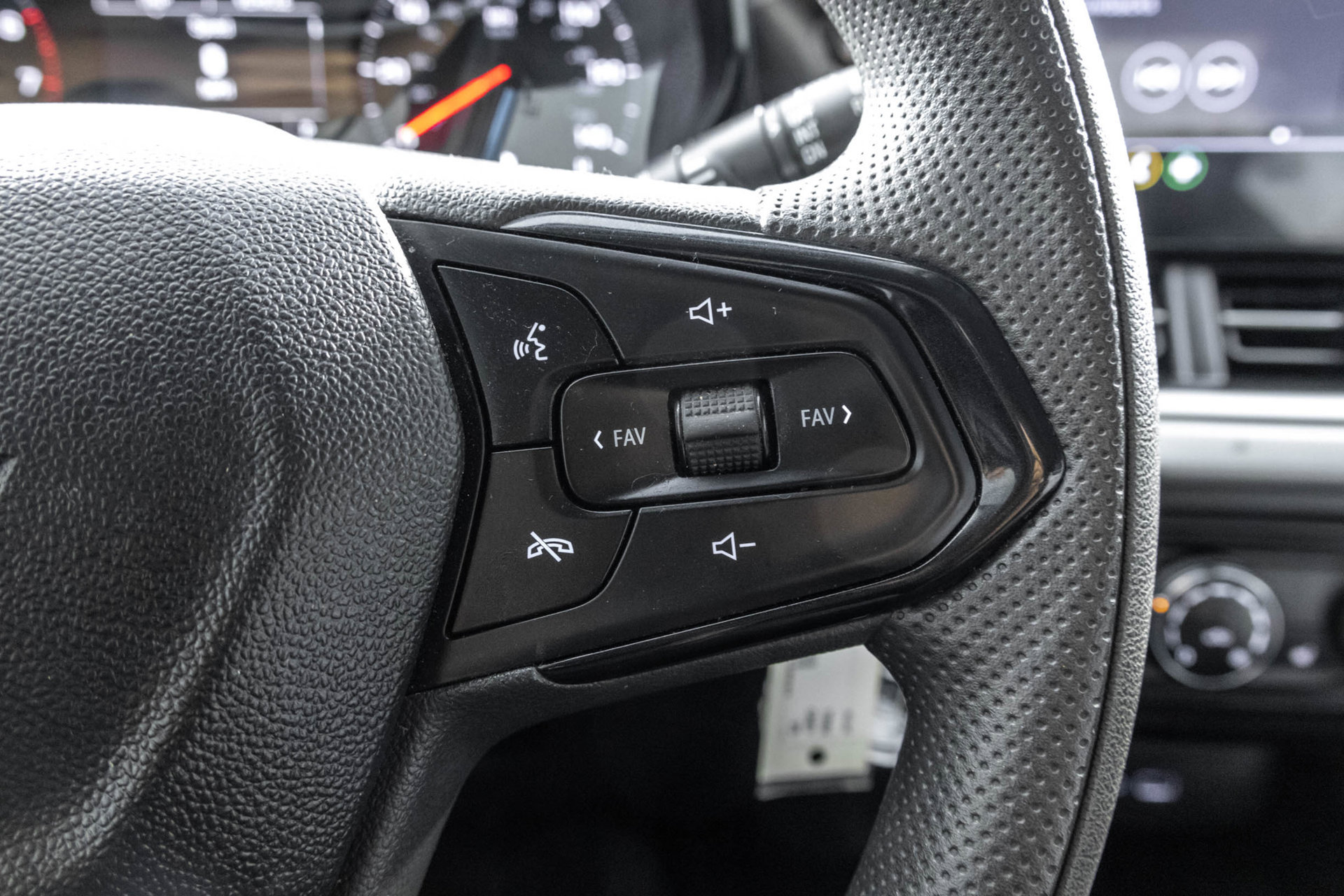 Used 2025 Chevrolet Trax LS w/ LS Convenience Package FWD image 27