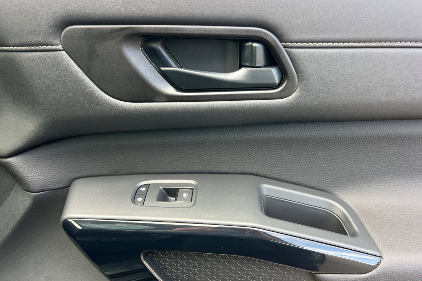 New 2025 Nissan Pathfinder SV w/ SV Premium Package image 21