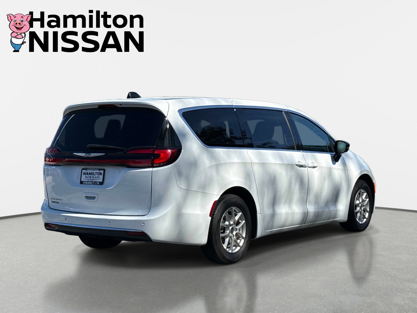 Used 2024 Chrysler Pacifica Touring-L FWD image 2