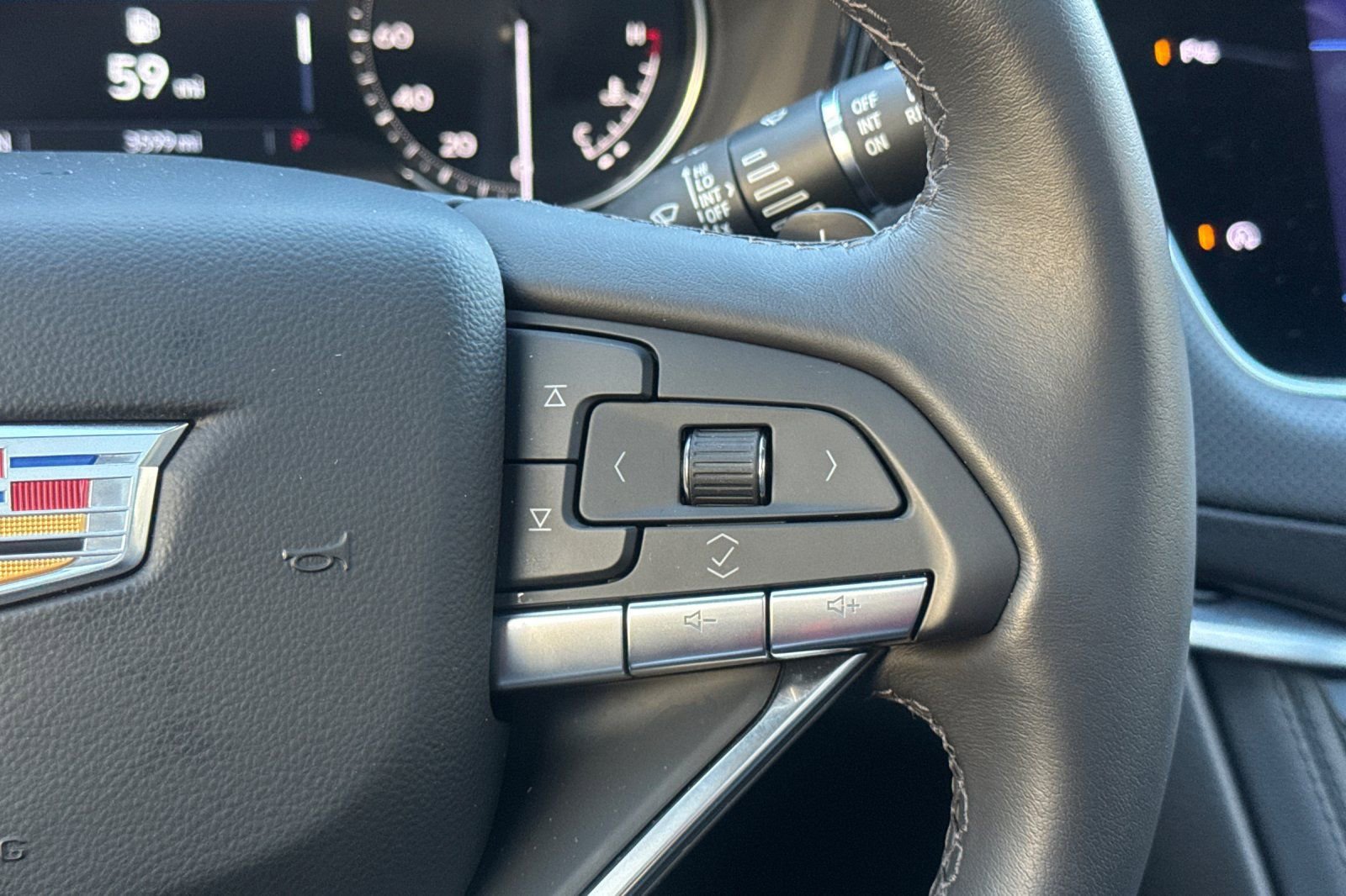 Used 2025 Cadillac XT6 Luxury image 35