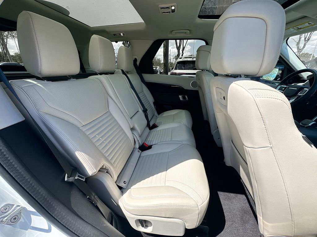 Used 2025 Land Rover Discovery S image 30
