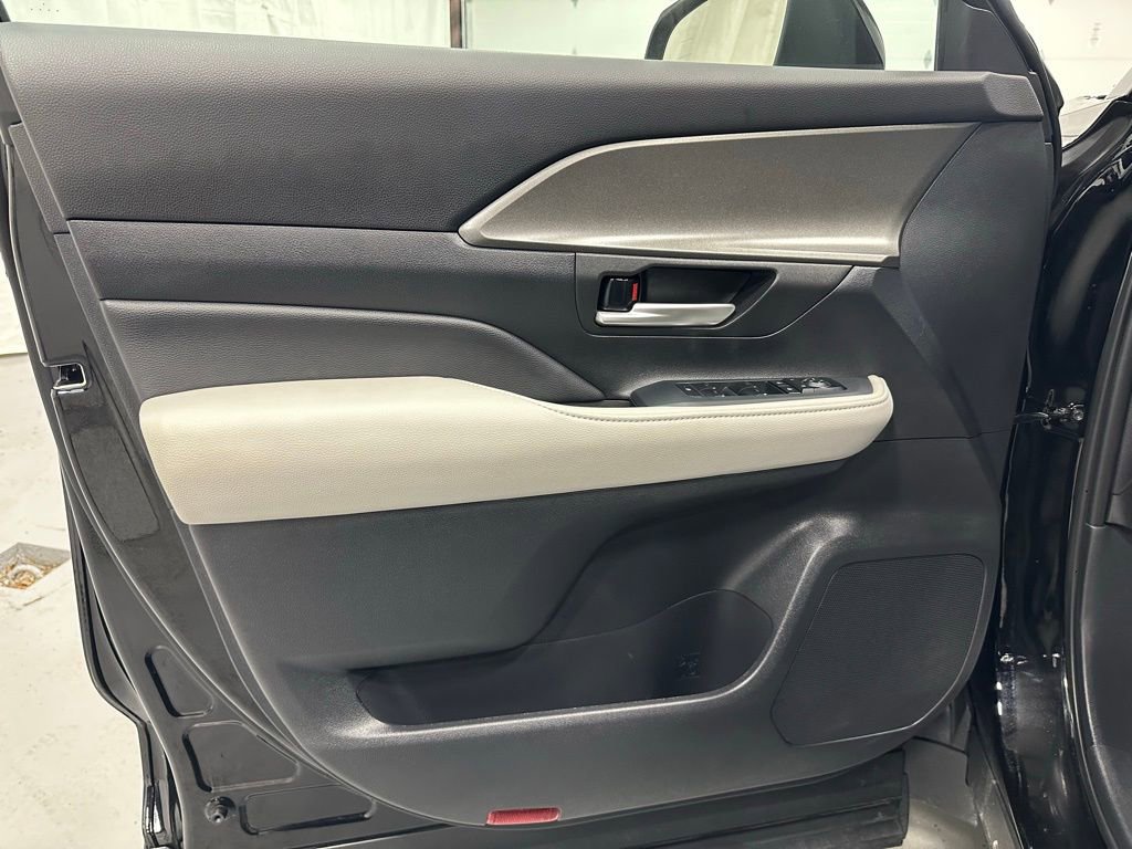 Used 2025 Toyota Grand Highlander AWD image 8