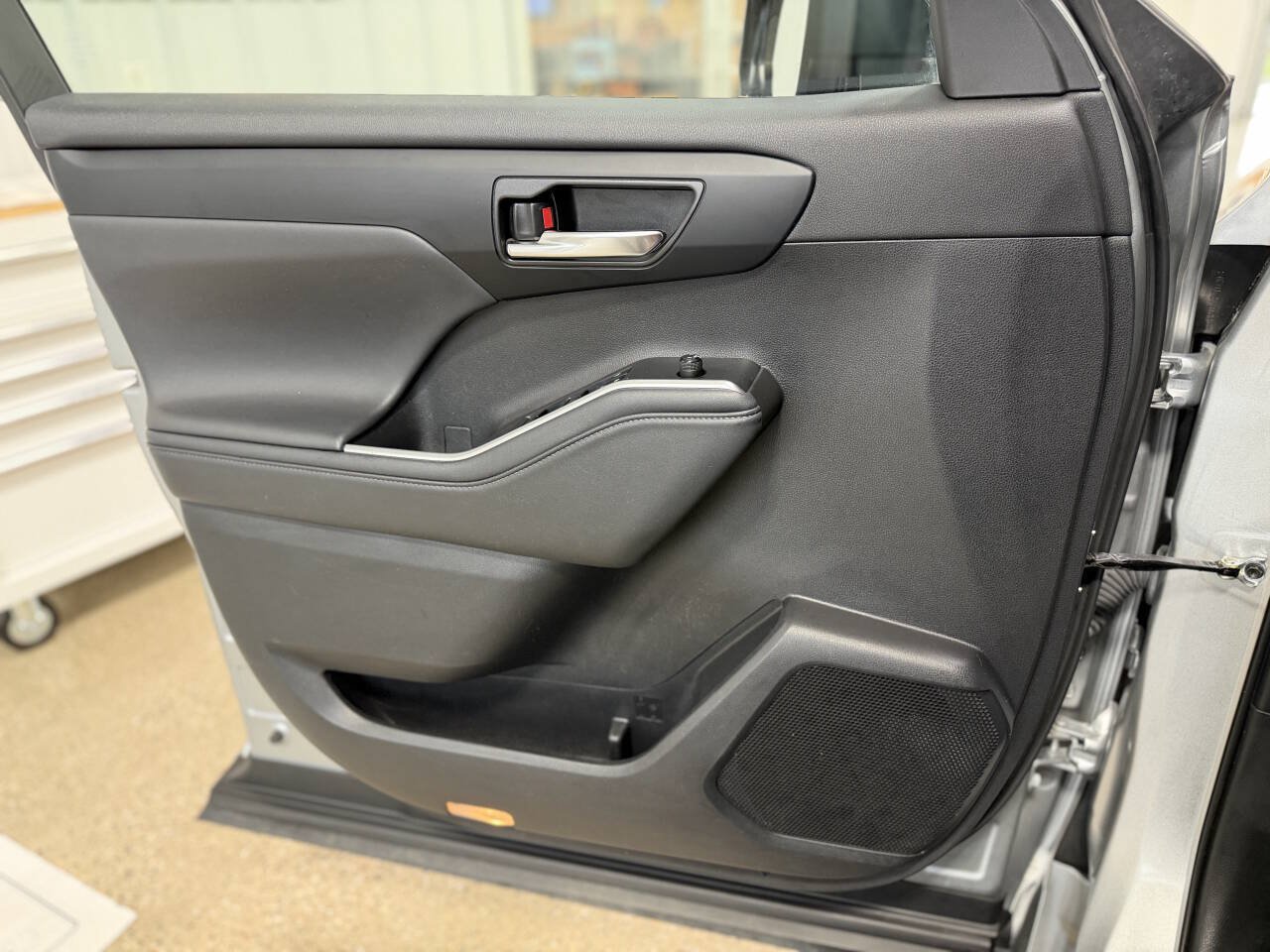 Used 2022 Toyota Highlander XLE AWD/4WD image 34