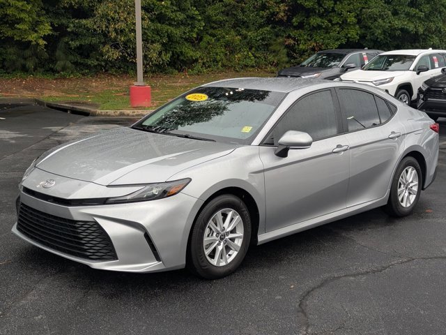 Used 2025 Toyota Camry LE image 3